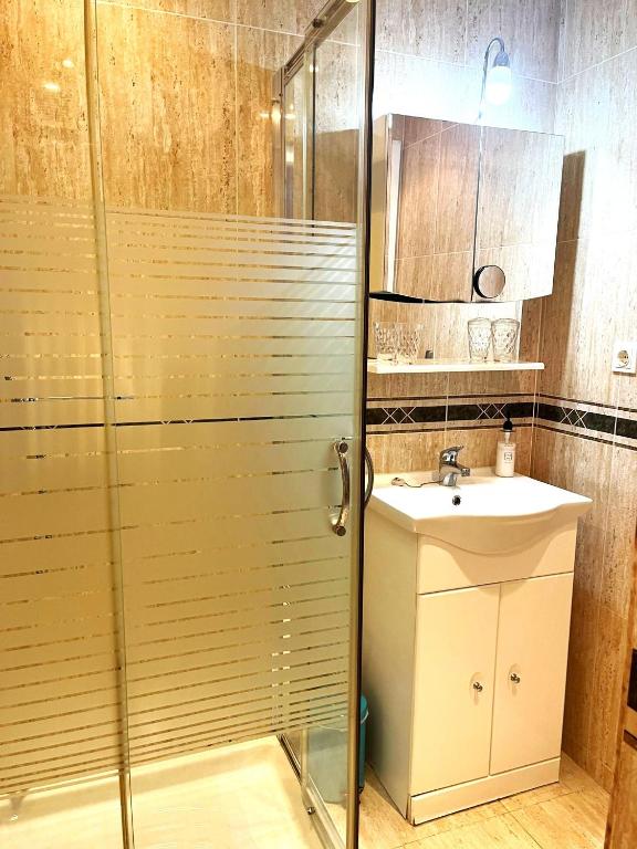 A bathroom at Beautiful Air Conditioned bungalow - Alkabir