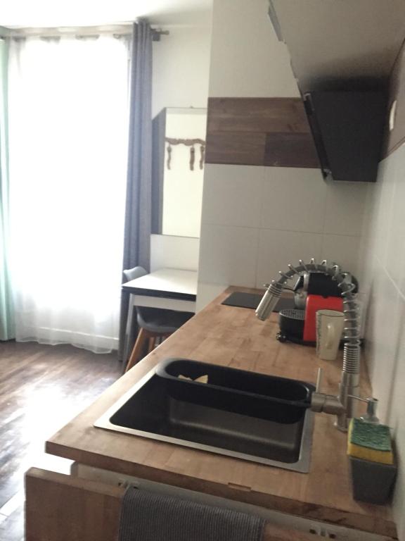 Kuchyňa alebo kuchynka v ubytovaní Beautiful studio - 20' walking from Montmartre