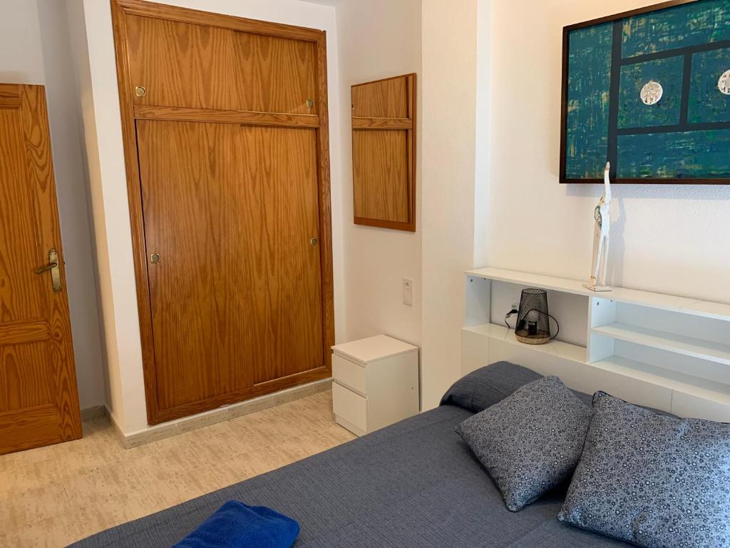 Posteľ alebo postele v izbe v ubytovaní TORREVIEJA Apartamento
