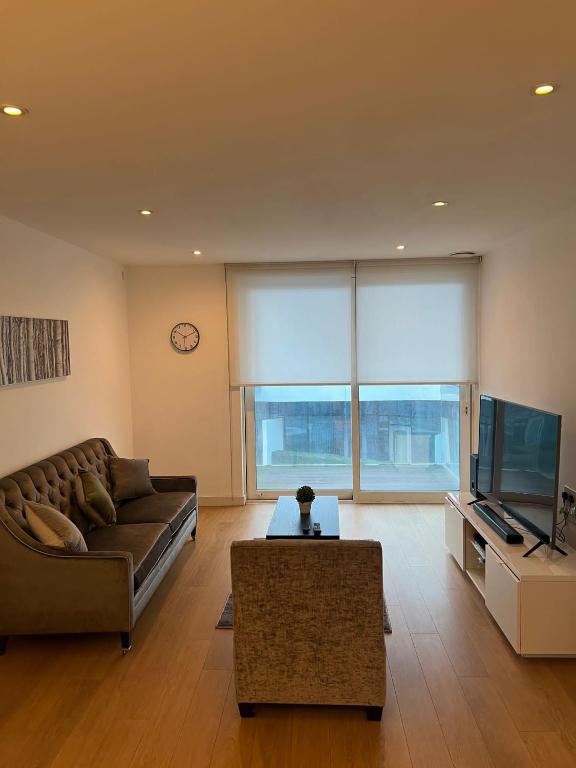 a living room with a couch and a television at Stunning 1 bedroom Apartment in Croydon in Croydon