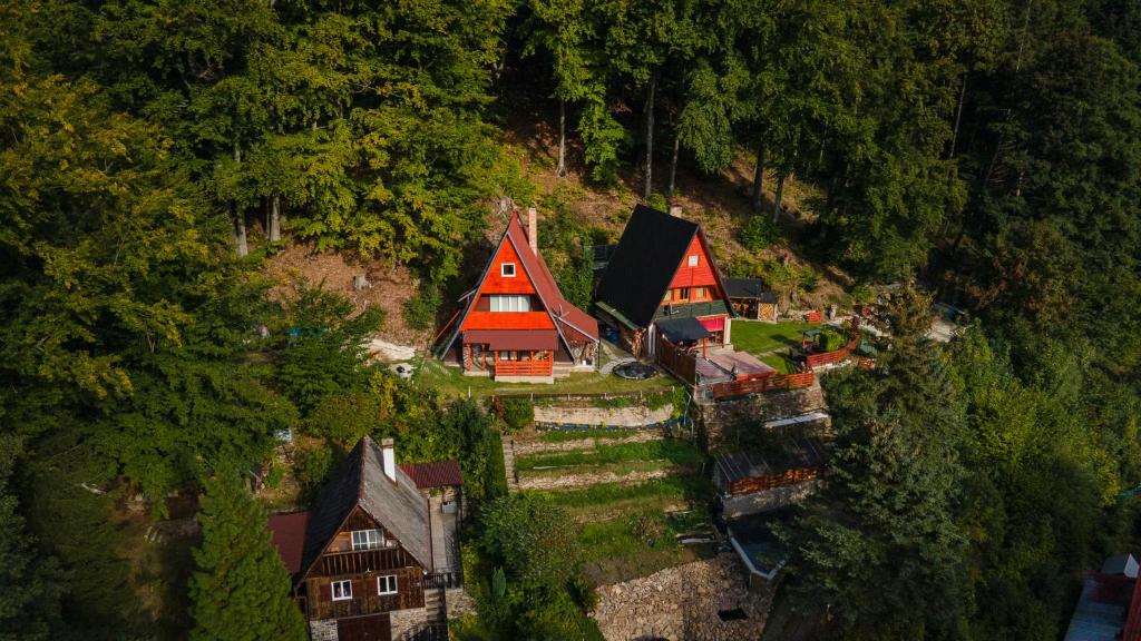 una vista aérea de una casa en una colina en CHATA VÁCLAV ÚDOLÍČKO, en Pürstein