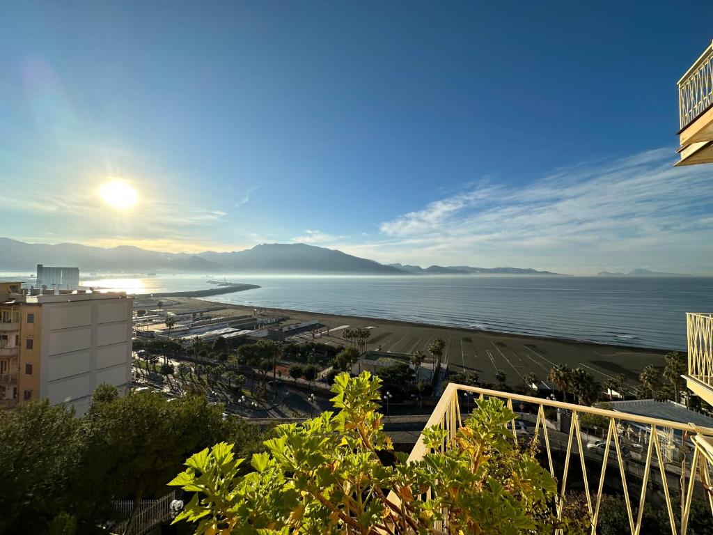 uitzicht op het strand vanaf het balkon van een gebouw bij Appartamento Mira Capri in Torre Annunziata