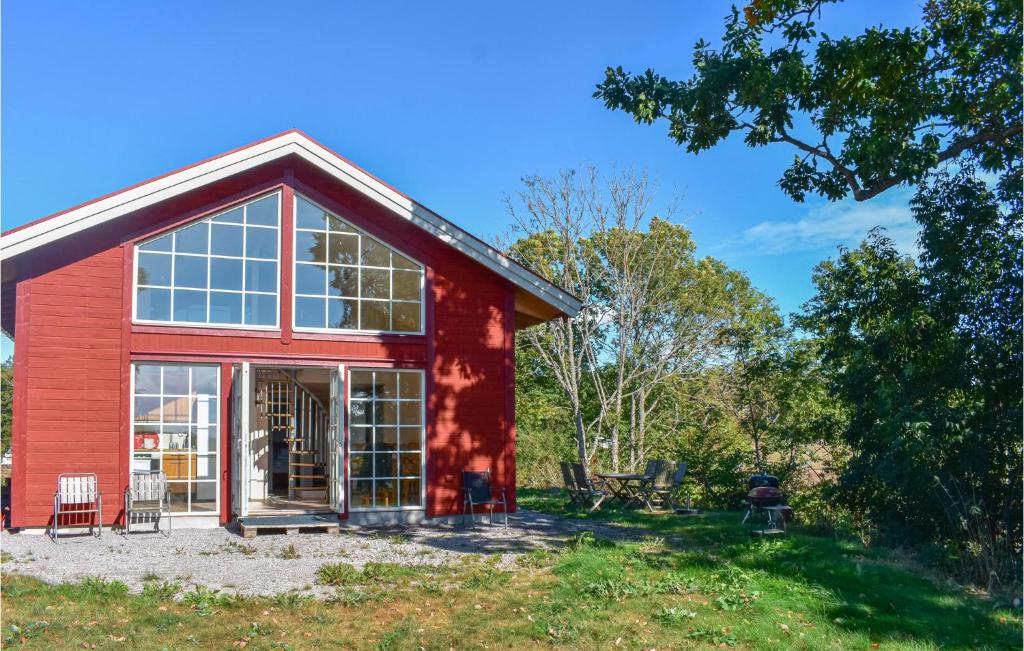 een rode schuur met een groot raam bij Stunning Home In Ronneby With House Sea View in Ronneby