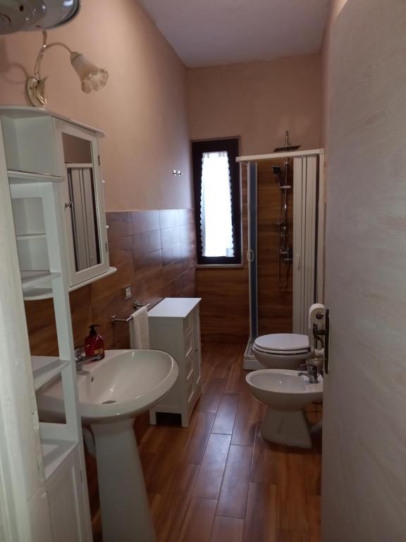 La salle de bains est pourvue de 2 lavabos et d'une douche. dans l'établissement Alloggio Turistico Residenza Padovano, à Sperlonga