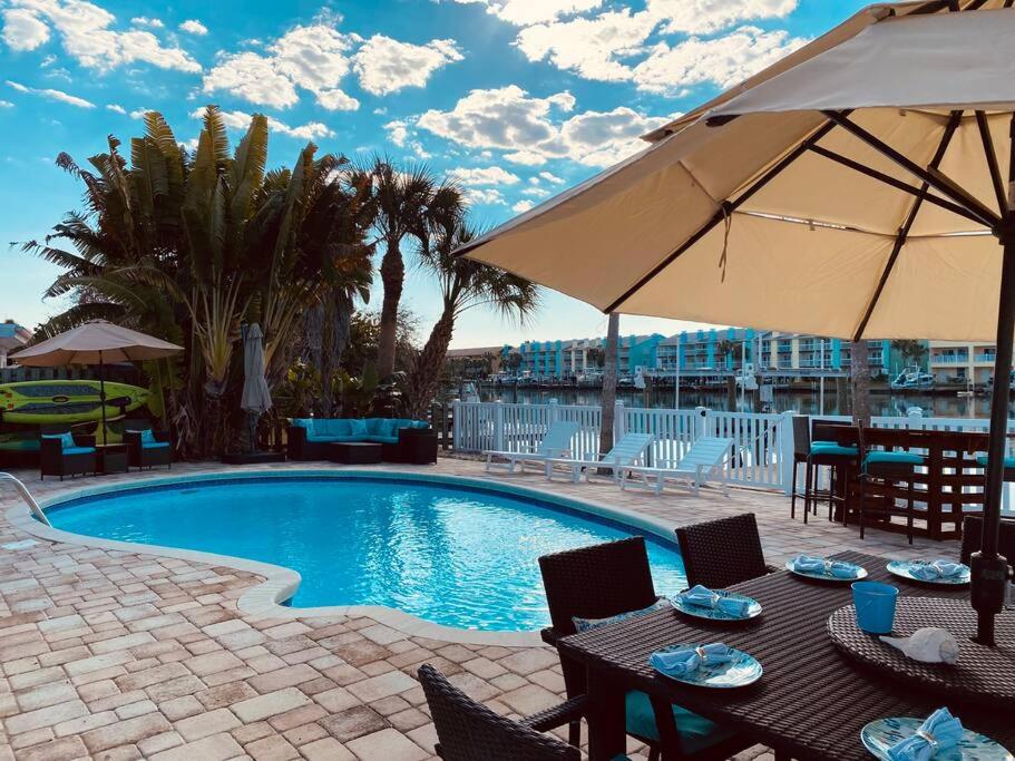 Holiday home WATERFRONT ESCAPE, golf cart, pool, kayak, Clearwater