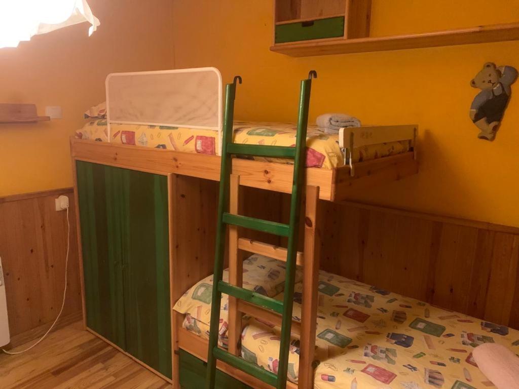 Palanda nebo palandy na pokoji v ubytování Apartamento dúplex acogedor con piscina en Rialp