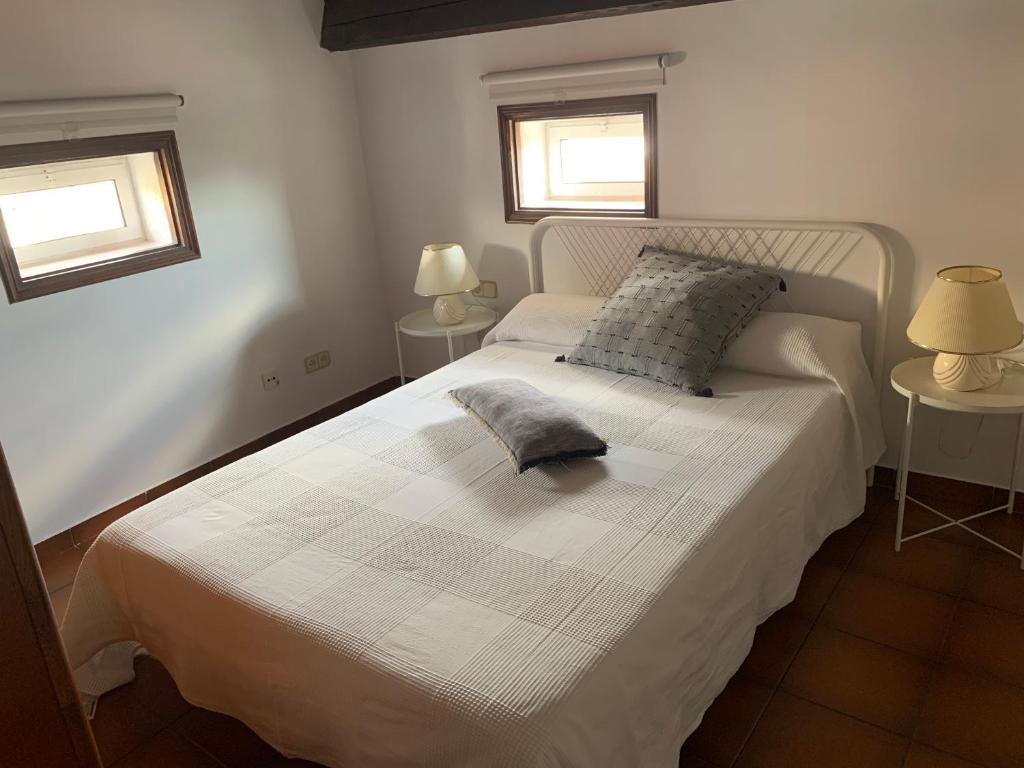 A bed or beds in a room at Apartament Cal Negre