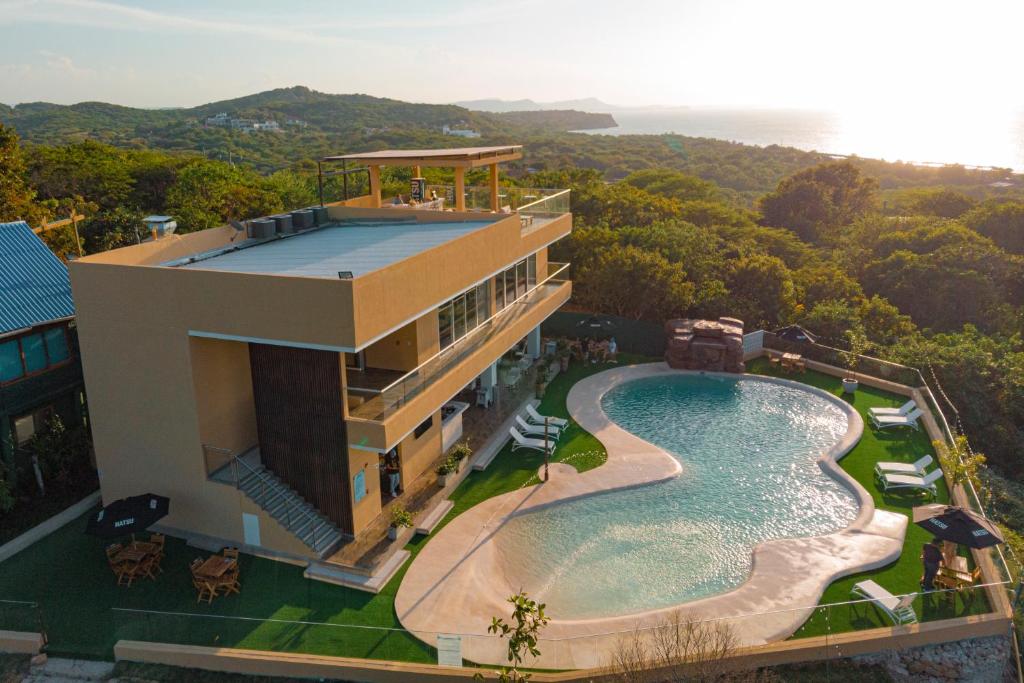 uma vista aérea de uma casa com piscina em Hotel Explore Caño Dulce em Tubará