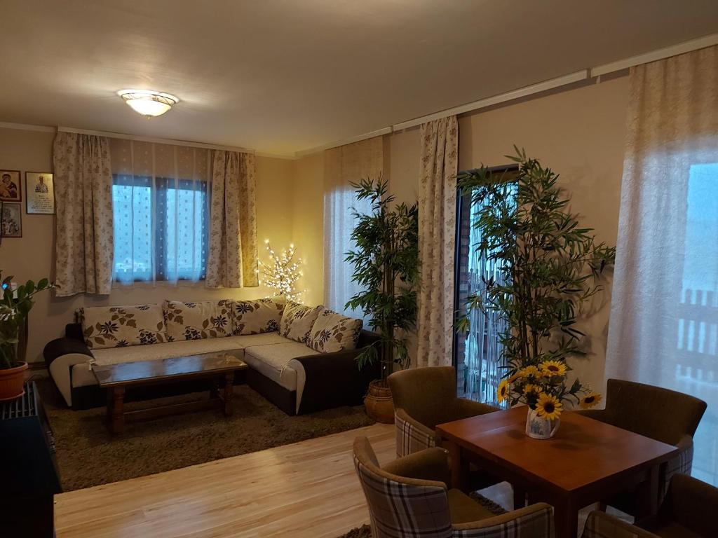 uma sala de estar com um sofá e uma mesa em Kuca za uzivanje em Valjevo