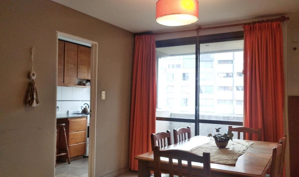 comedor con mesa y ventana grande en DEPARTAMENTO EN PLENO CENTRO. BALCÓN CON VISTA A LA CAÑADA en Córdoba