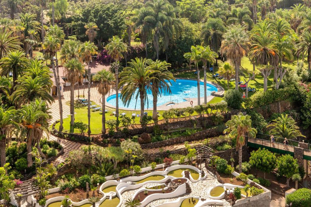- Vistas aéreas a la piscina del complejo en Precise Resort Tenerife, en Puerto de la Cruz
