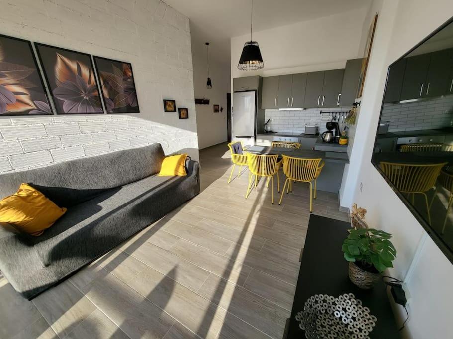 Yellow Apartment Saranda - Image 4