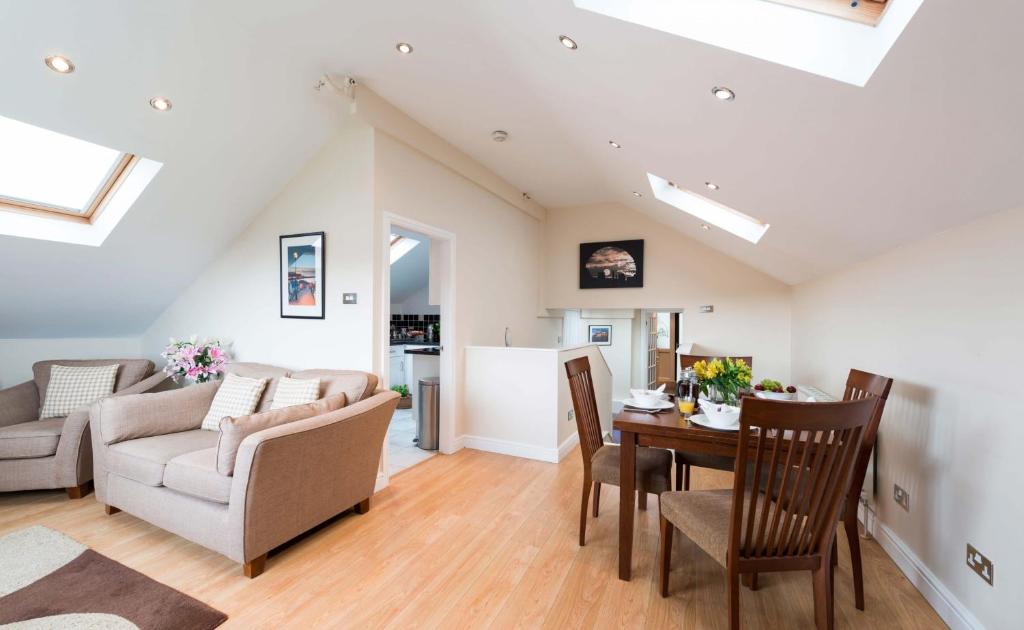 ein Wohnzimmer mit Sofa und Tisch in der Unterkunft Fishermans Warehouse in Whitby