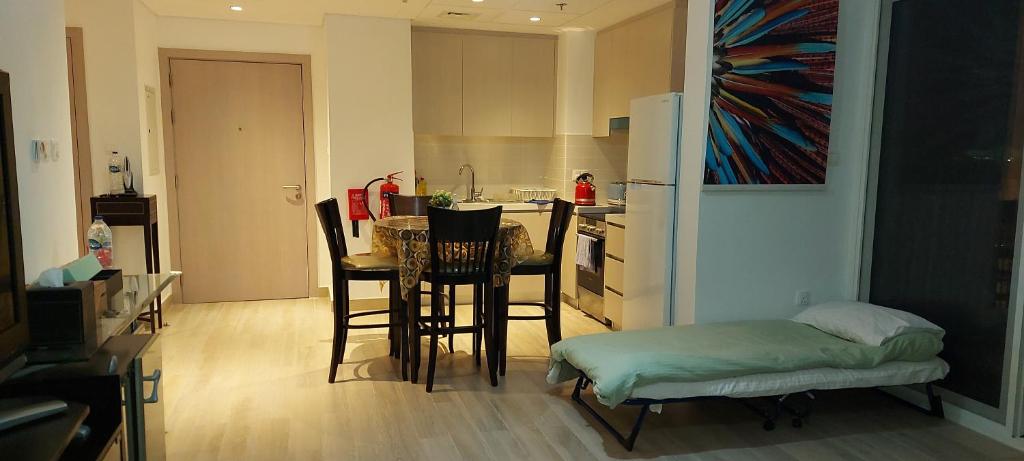Kuchyň nebo kuchyňský kout v ubytování Deluxe Apartment on YAS with Sea View Balcony