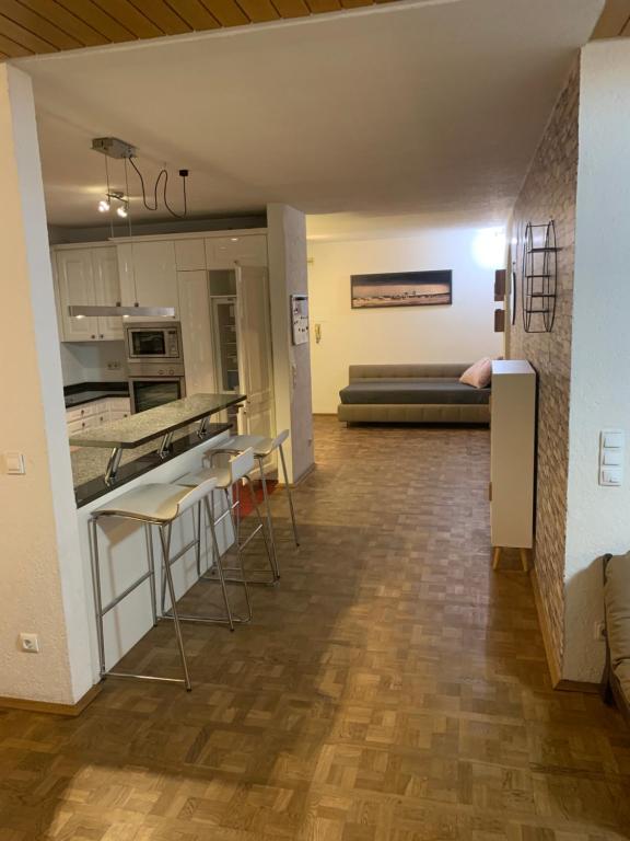 a kitchen and living room with a couch in the background at Apartment Heinrich mit Ausstellung E-Rechnung in Heddesheim