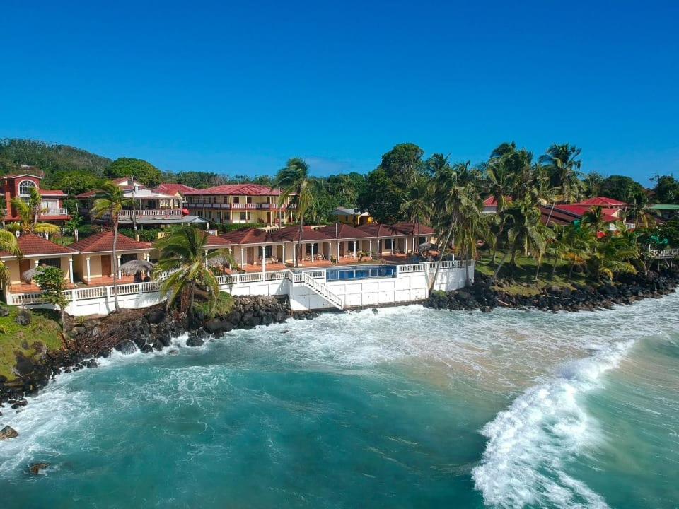 - une vue aérienne sur une rivière avec des maisons dans l'établissement Hotel Casa Canada, à Îles du Maïs