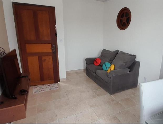 una sala de estar con un sofá con dos bolas. en Casa compartilhada acesso por escada equivalente a 5 andares, en Río de Janeiro
