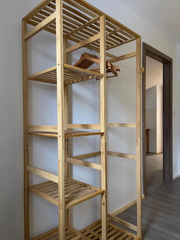 Palanda nebo palandy na pokoji v ubytování Penzion Mája