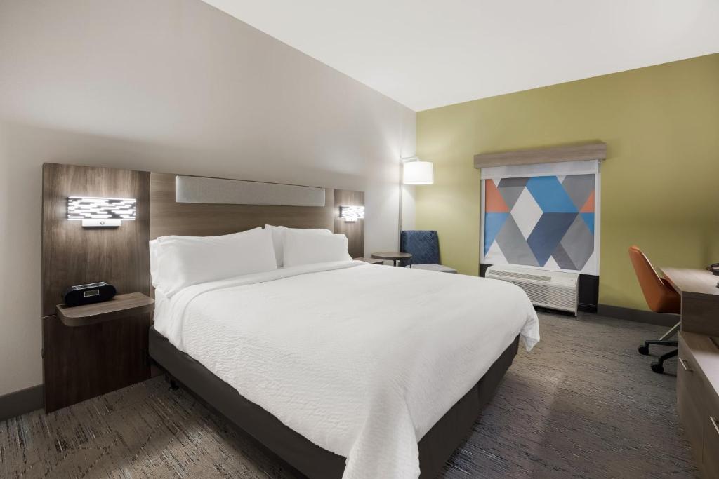 Holiday Inn Express Hotel & Suites Perry by IHG - Suite With Mobility Accessible Tub - Non-Smoking