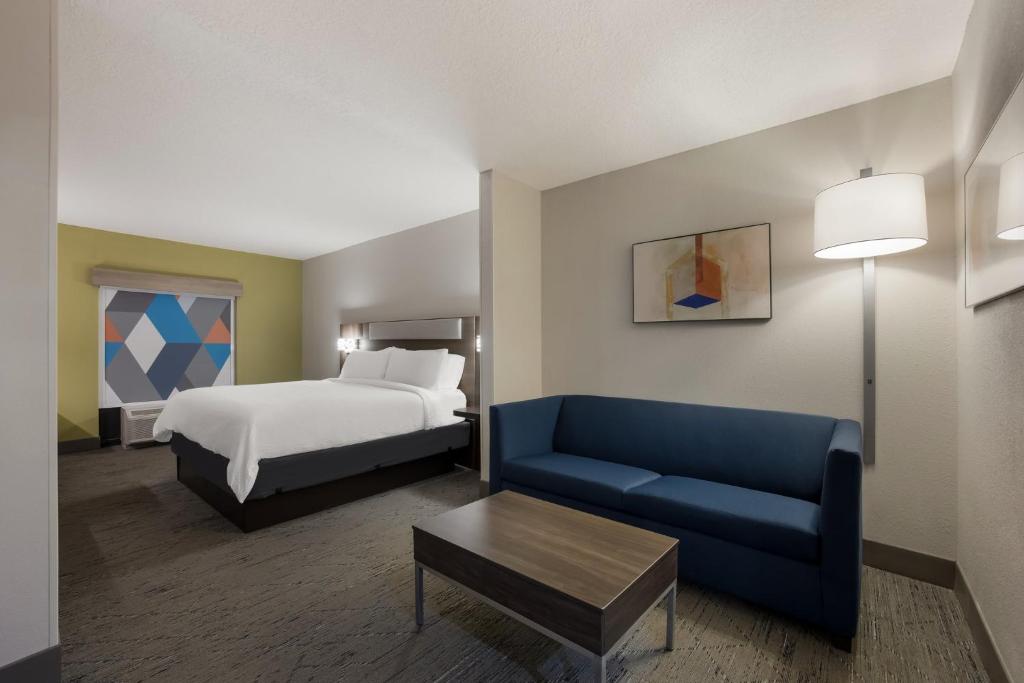 Holiday Inn Express Hotel & Suites Perry by IHG - King Suite