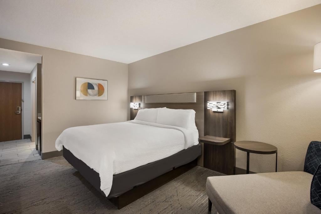 Holiday Inn Express Hotel & Suites Perry by IHG - Standard King Room