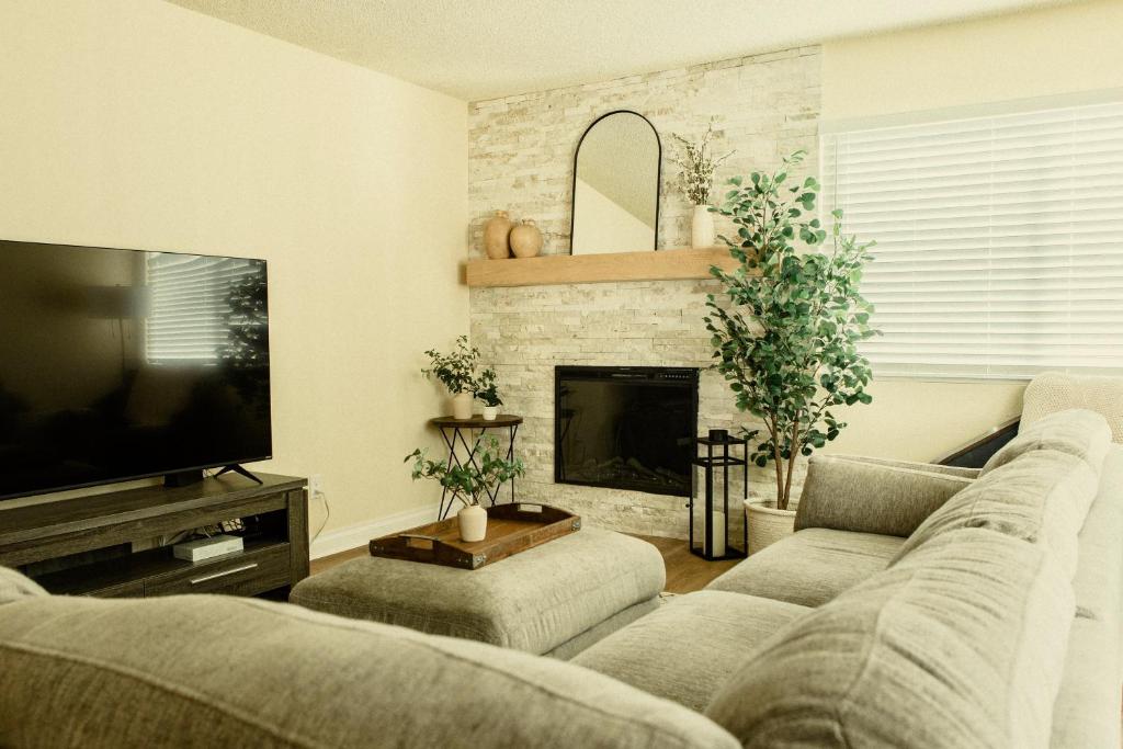sala de estar con sofá y chimenea en Cozy Family Home - 20 Mins from Disneyland en Placentia