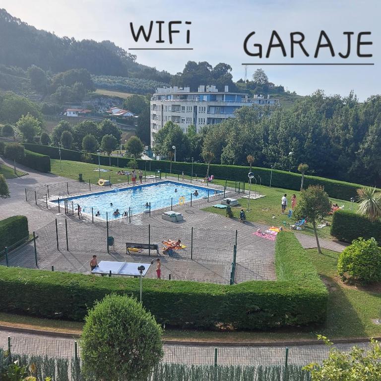 Vista de la piscina de Soleado piso con garaje y piscina a 8' centro o d'una piscina que hi ha a prop