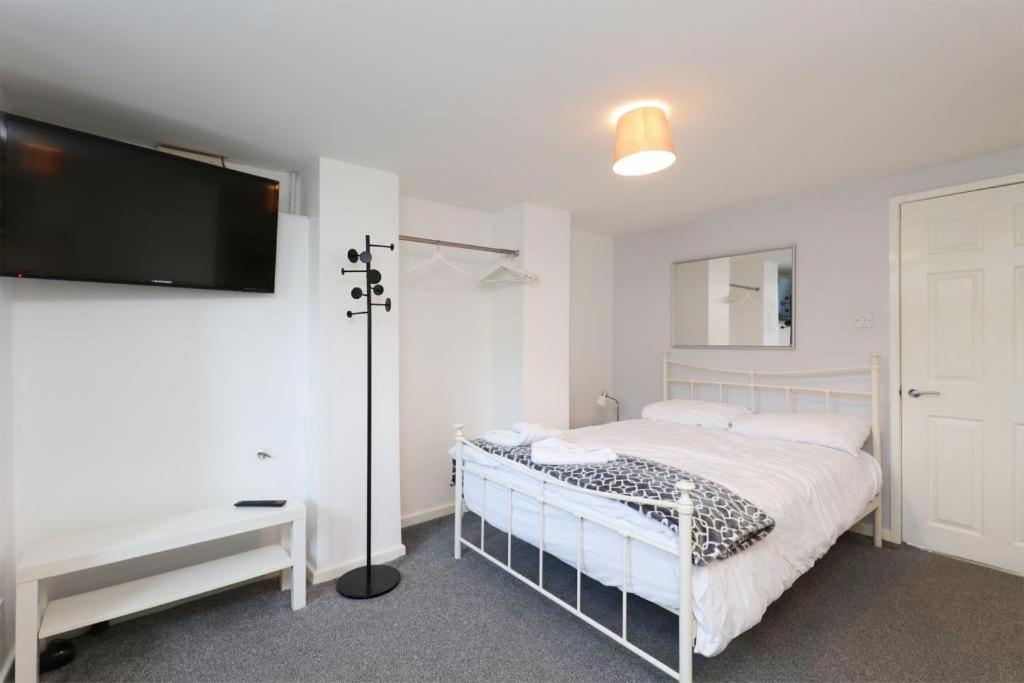 Postel nebo postele na pokoji v ubytování Spacious 2 Bedrooms, Free Parking, Free Wifi - Serene Homes Sheffield