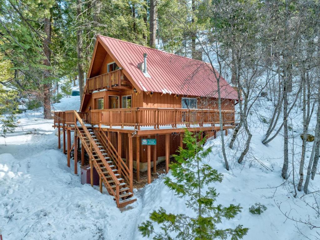 eine Blockhütte im Wald im Schnee in der Unterkunft Clark Cabin in Yosemite West
