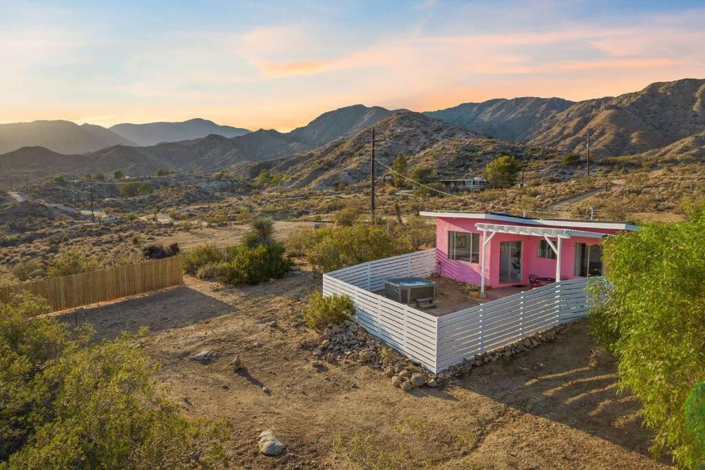 ein rosa Haus inmitten eines Berges in der Unterkunft Lil Pink - Million Dollar Views on 2 acres! in Morongo Valley