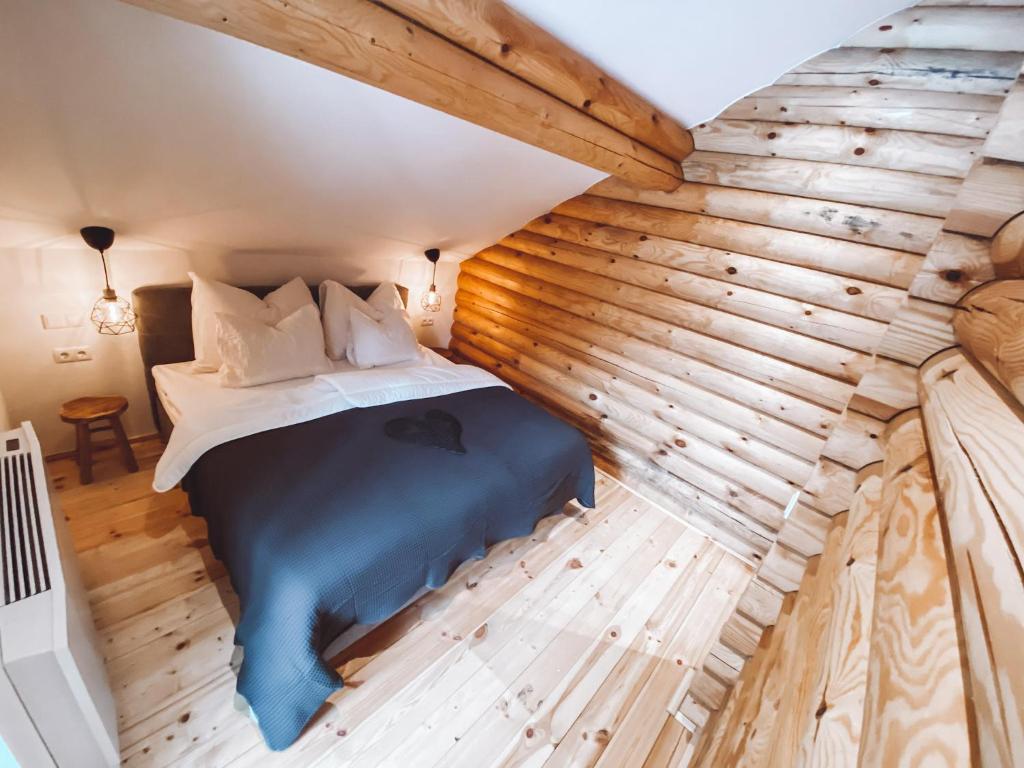 een kamer in een blokhut met een bed erin bij Trahütti Premium Lodges in Trahütten