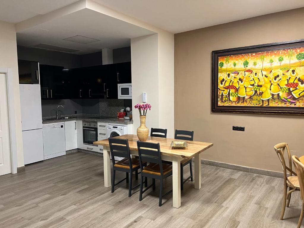 Kuchnia lub aneks kuchenny w obiekcie Duplex de lujo en la playa , jacuzzy, piscina, chimenea y padel