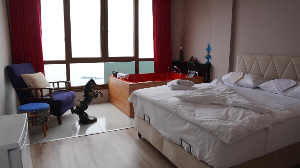 Postel nebo postele na pokoji v ubytování AKDAĞ KEMER OTEL
