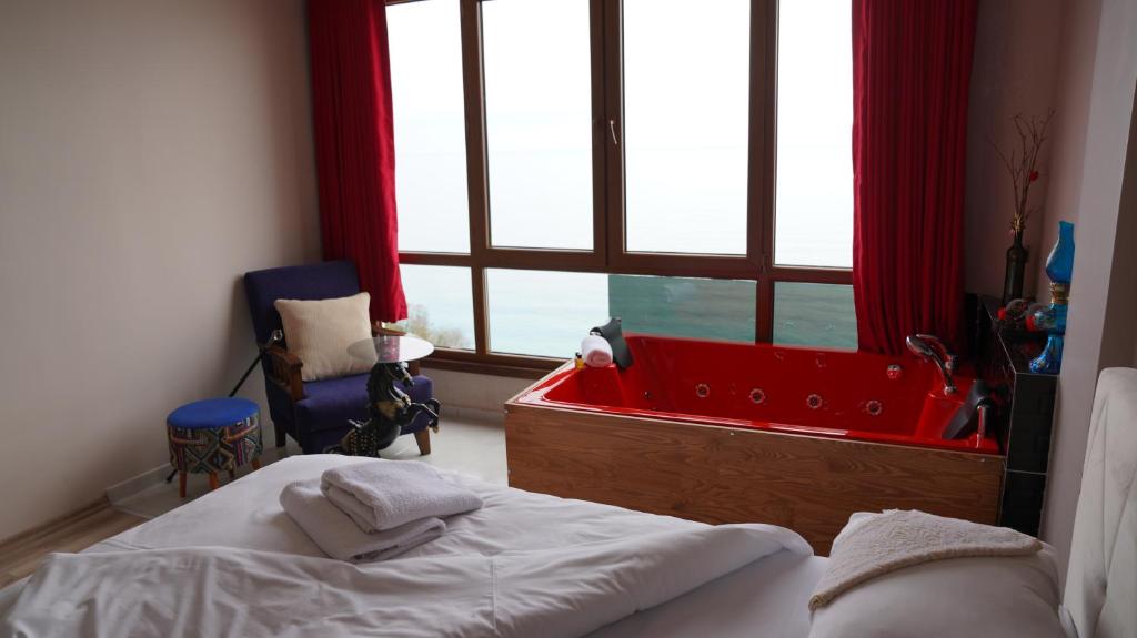 Postel nebo postele na pokoji v ubytování AKDAĞ KEMER OTEL