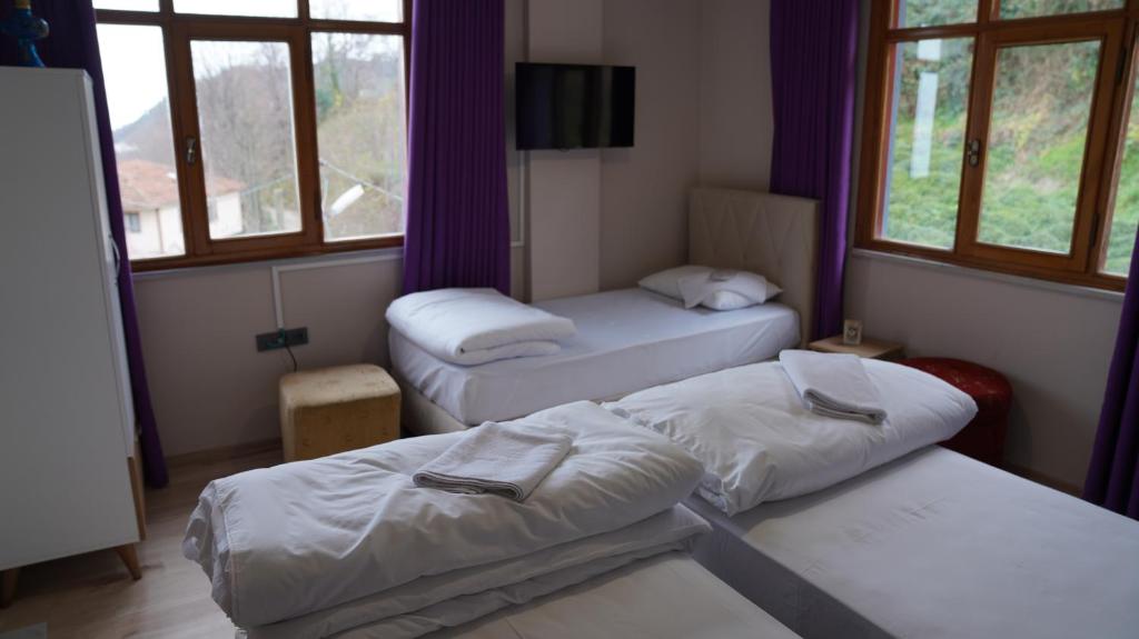 Postel nebo postele na pokoji v ubytování AKDAĞ KEMER OTEL