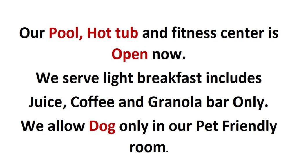 um sinal que lê a nossa banheira de hidromassagem e centro de fitness da piscina está aberto agora em Days Inn by Wyndham Black Bear em Salem