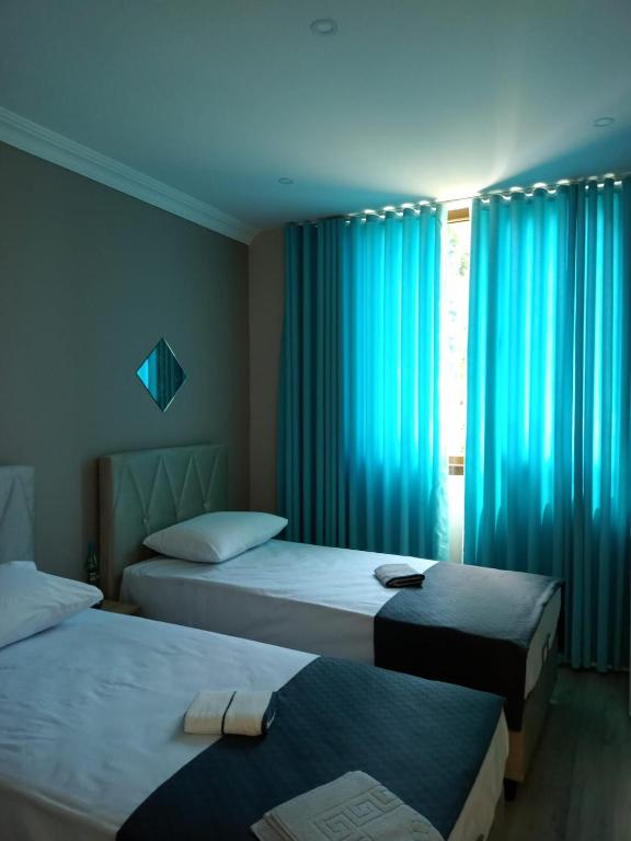 Postel nebo postele na pokoji v ubytování AKDAĞ KEMER OTEL