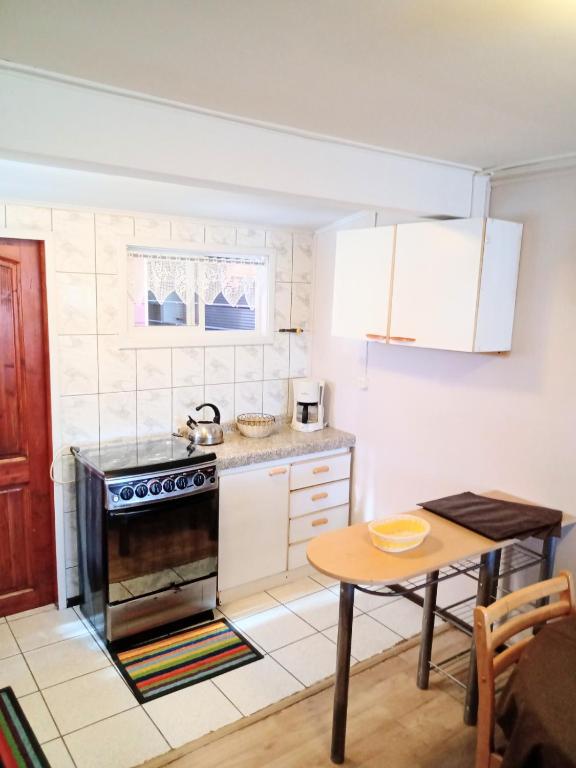 Kuchyň nebo kuchyňský kout v ubytování CABAÑA EN PUERTO VARAS