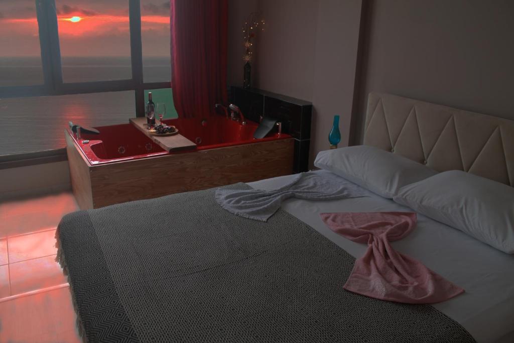 Postel nebo postele na pokoji v ubytování AKDAĞ KEMER OTEL