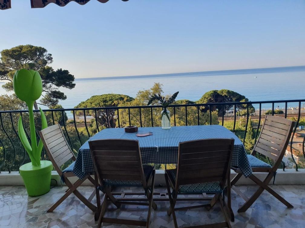 a table and chairs with a view of the ocean at Appartement vue mer panoramique, plage 150M, terrasse, parking privé, clim in Cannes