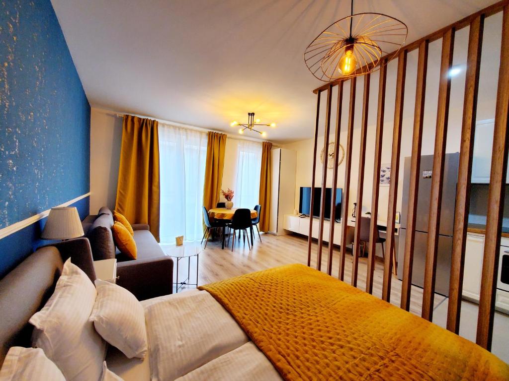 1 dormitorio con 1 cama y sala de estar en DN Blue Apartment, en Budapest
