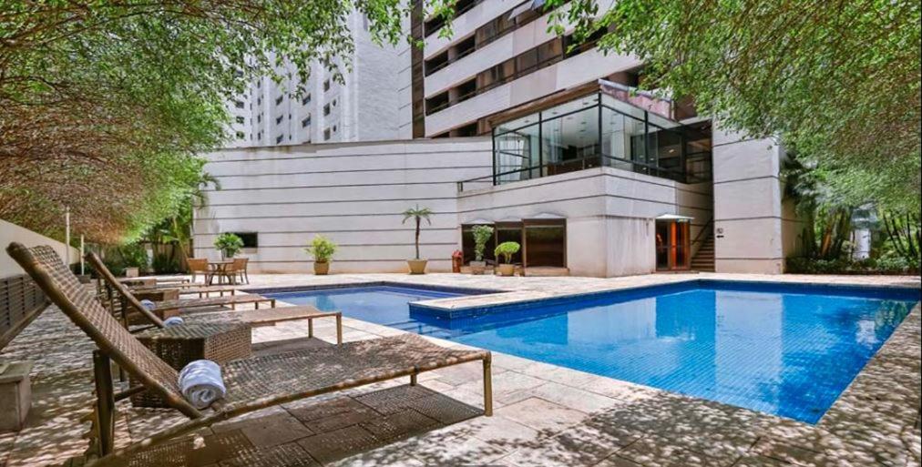una piscina frente a un edificio en Hotel na Alameda Lorena - Jardins, en São Paulo