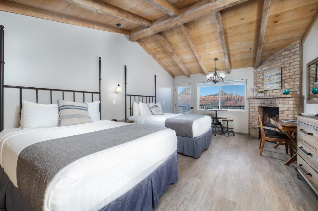 Sky Ranch Lodge - 