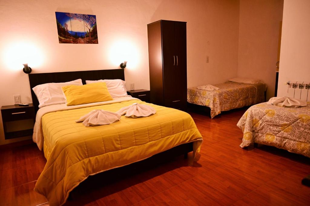 1 dormitorio con 2 camas en una habitación en Posada Inguz en Villa Berna