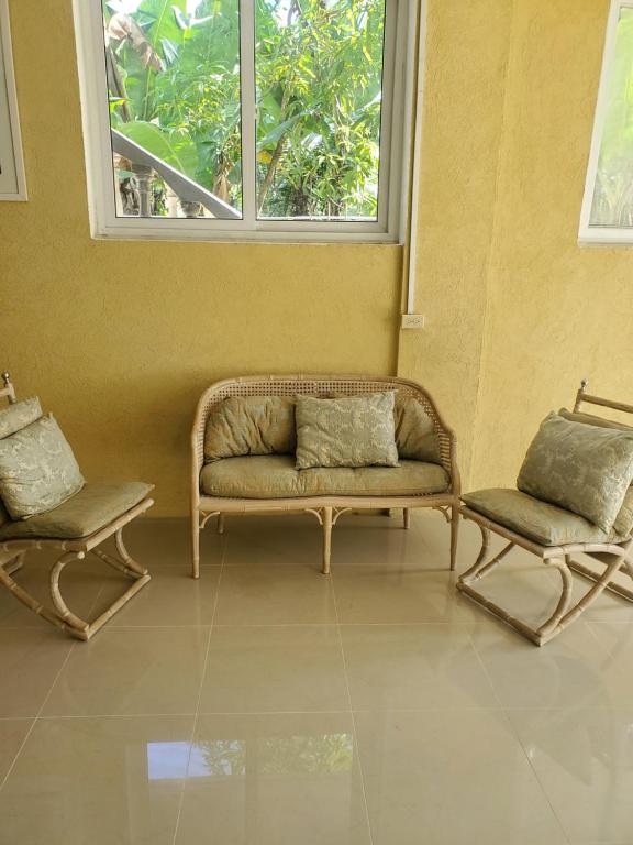 Istumisnurk majutusasutuses Comfy Guest Rooms
