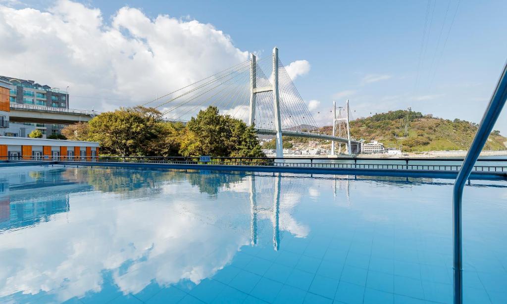 Bazén v ubytování Yeosu Hotel Haven nebo v jeho okolí