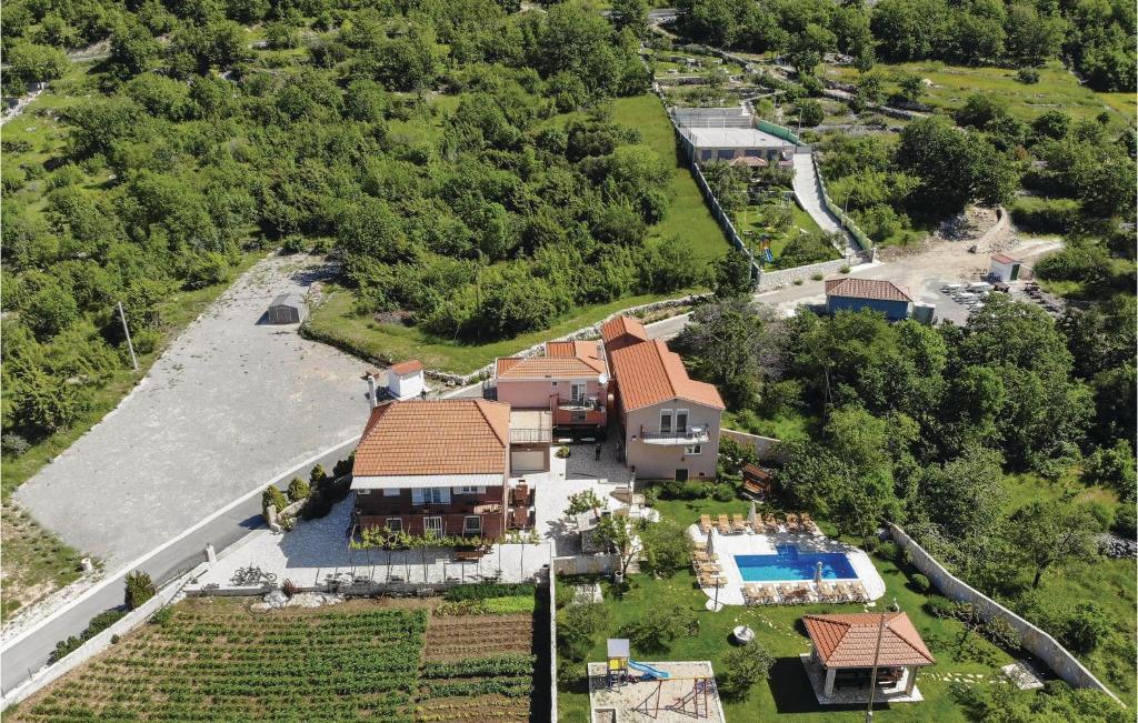 een luchtzicht op een huis met een zwembad bij Nice Home In Sestanovac With Kitchen in Šestanovac