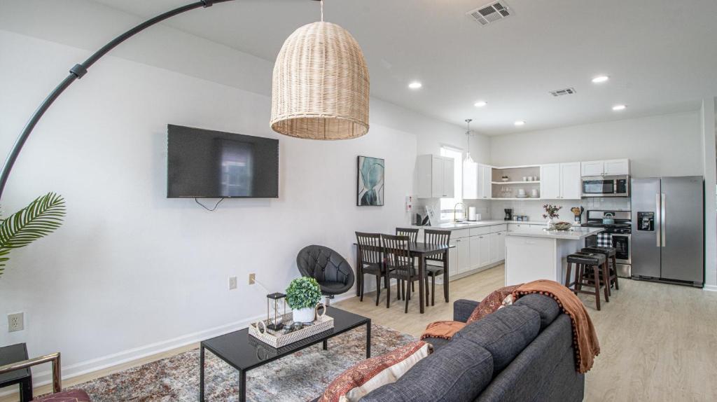 Χώρος καθιστικού στο Vibrant Luxury Downtown Loft 2833 NOLA