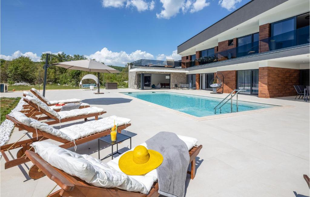 Villa con piscina y casa en 4 Bedroom Amazing Home In Radosic, en Radošić