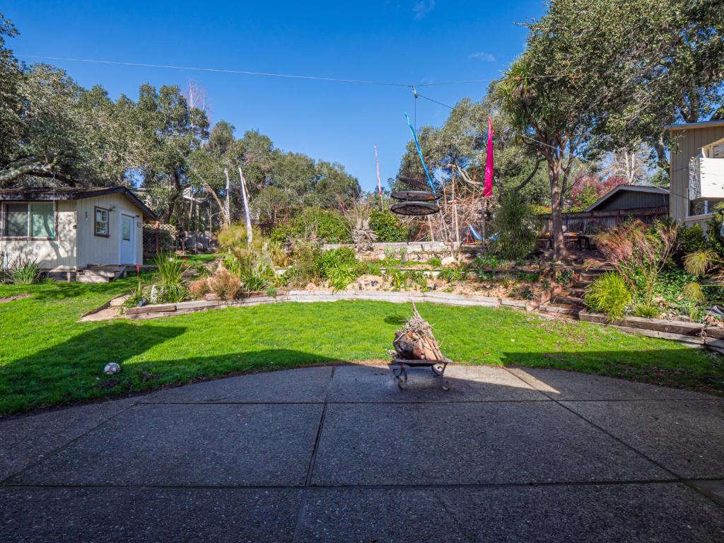 una piña sentada en una mesa en un patio en Amazing Santa Cruz Landscaped Paradise, en Santa Cruz